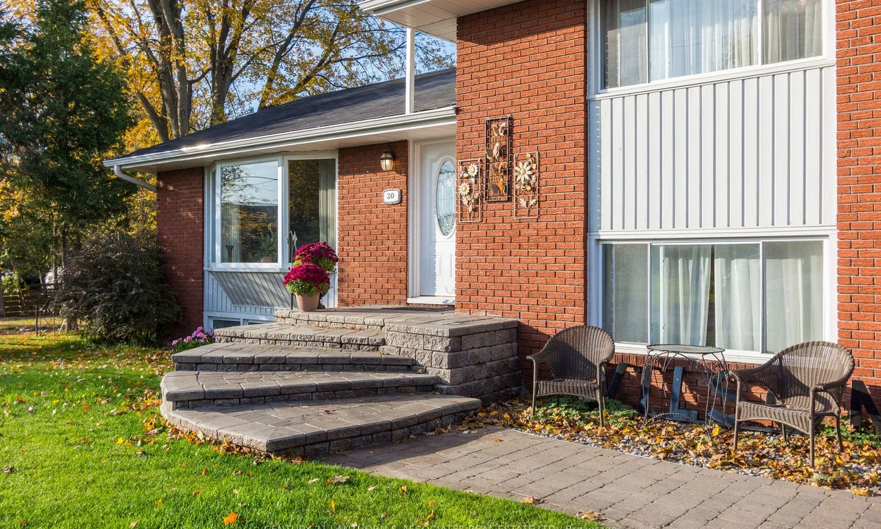 20 Little Rd, Quinte West, ON K8V 5P7