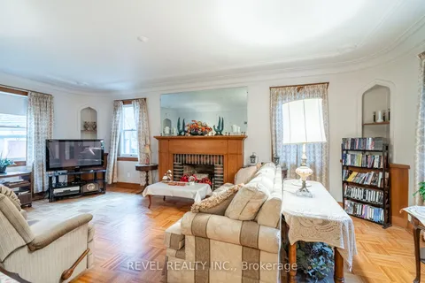 19 Pottruff Rd, Hamilton, ON L8K 3Z7