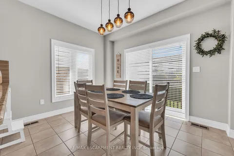 8 SAYBROOK Gdns, Hamilton, ON L8E 0B6