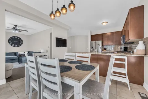 8 SAYBROOK Gdns, Hamilton, ON L8E 0B6