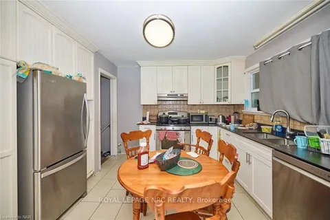 5 EAST HAMPTON Rd, St. Catharines, ON L2T 3C9