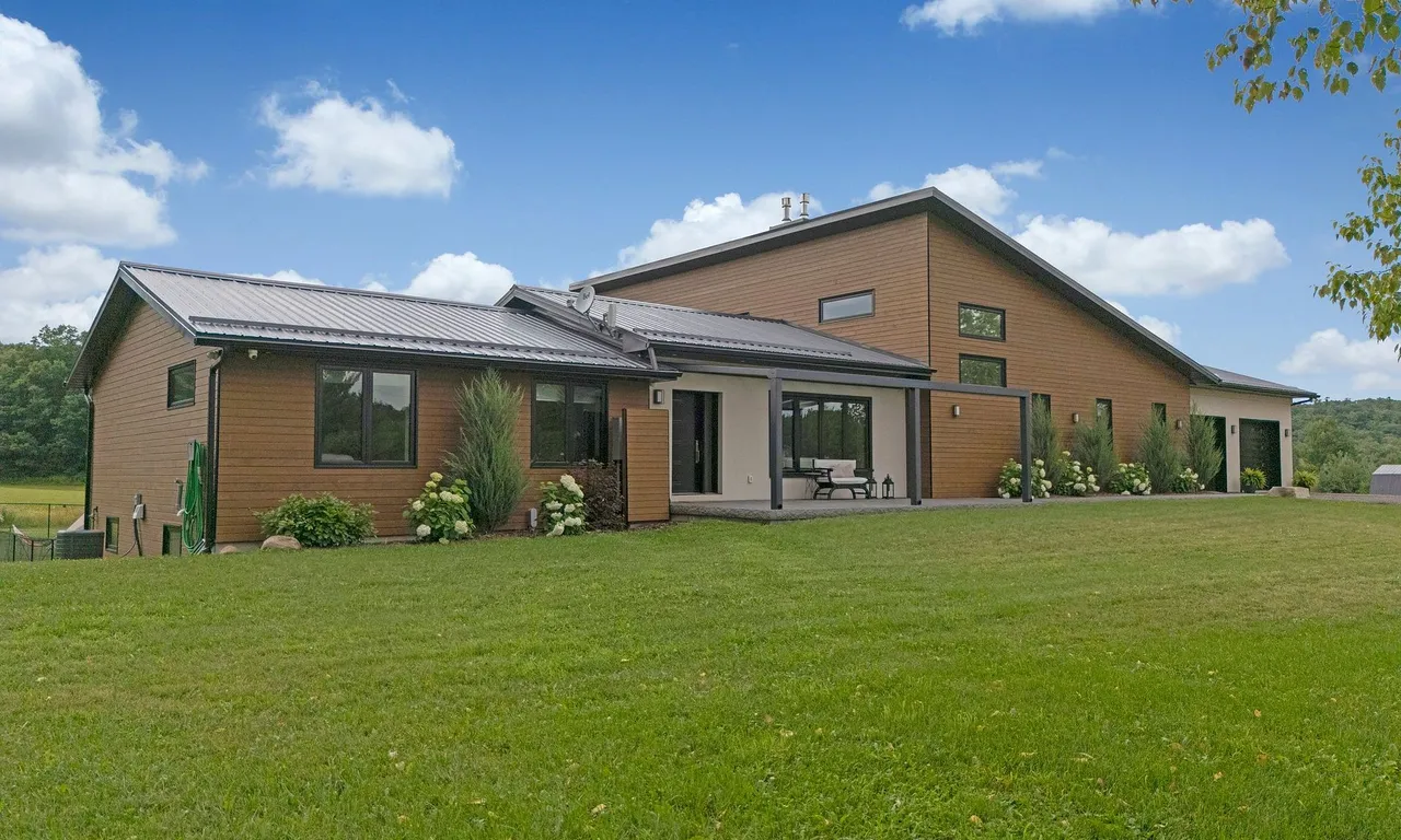 4566 Harwood Rd, Hamilton Township, ON K0K 1C0