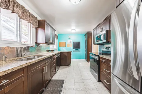 81 Skyline Dr, Hamilton, ON L9H 3S3