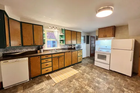 133 Byron St, Quinte West, ON K8V 2Y5