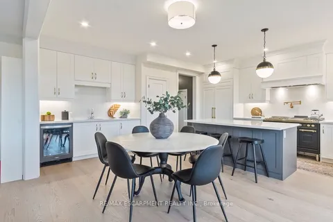 221 Agro St, Hamilton, ON L8B 1W9