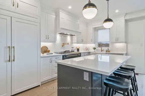 221 Agro St, Hamilton, ON L8B 1W9