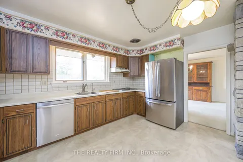 486 Oak Park Dr, London, ON N6H 3N4