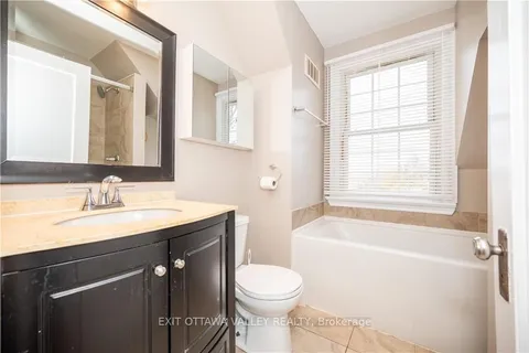 334 PEMBROKE St, Pembroke, ON K8A 3K4