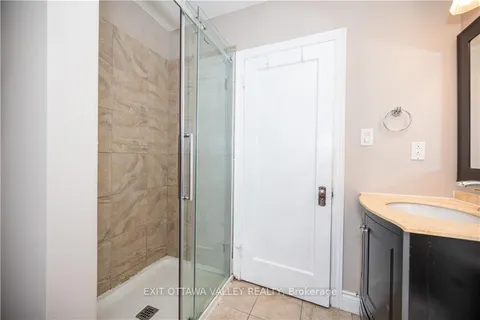 334 PEMBROKE St, Pembroke, ON K8A 3K4