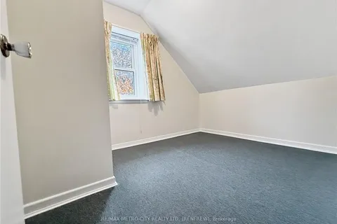 101 QUEEN St, Renfrew, ON K7V 2A8