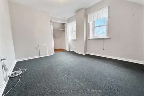 101 QUEEN St, Renfrew, ON K7V 2A8