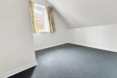 101 QUEEN St, Renfrew, ON K7V 2A8