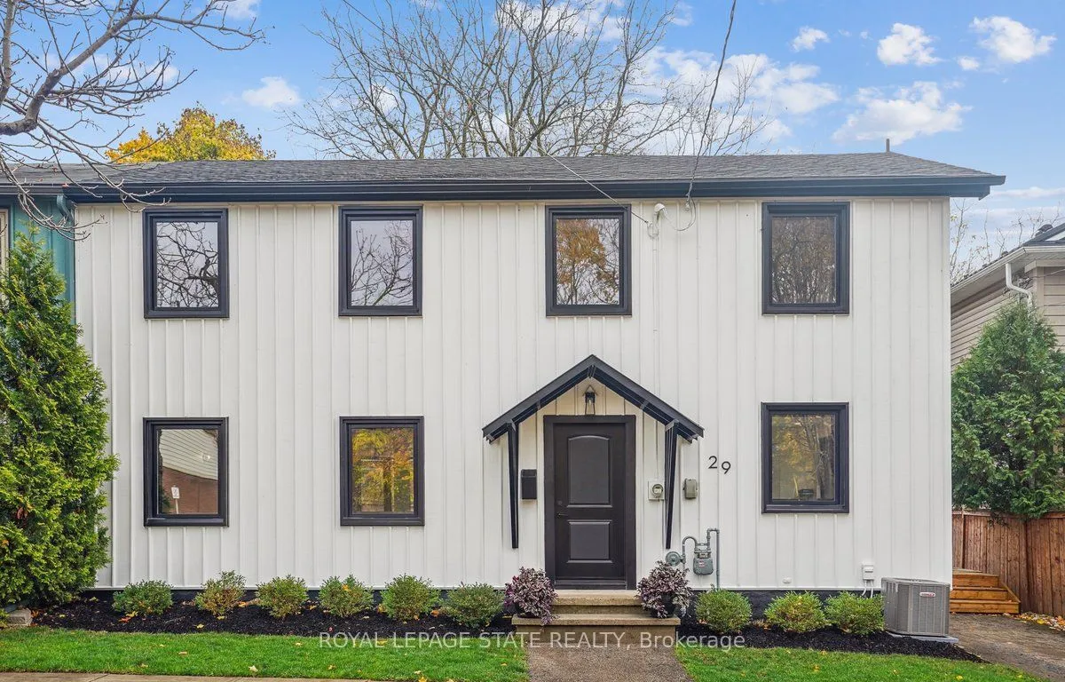 29 Bond St, Hamilton, ON L9H 3H2
