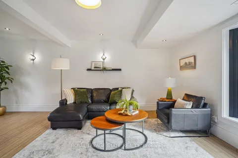 29 Bond St, Hamilton, ON L9H 3H2