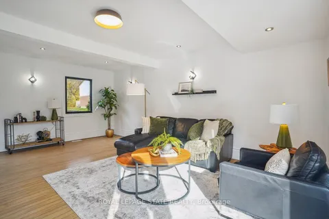 29 Bond St, Hamilton, ON L9H 3H2