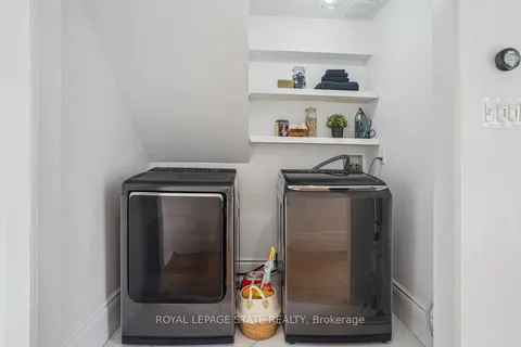 29 Bond St, Hamilton, ON L9H 3H2