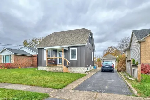 7992 PETER St, Niagara Falls, ON L2G 6S9