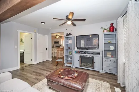 7992 PETER St, Niagara Falls, ON L2G 6S9