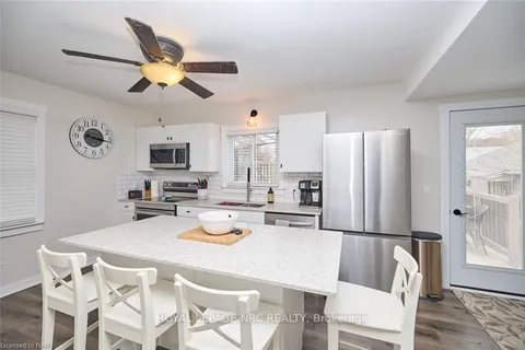 7992 PETER St, Niagara Falls, ON L2G 6S9