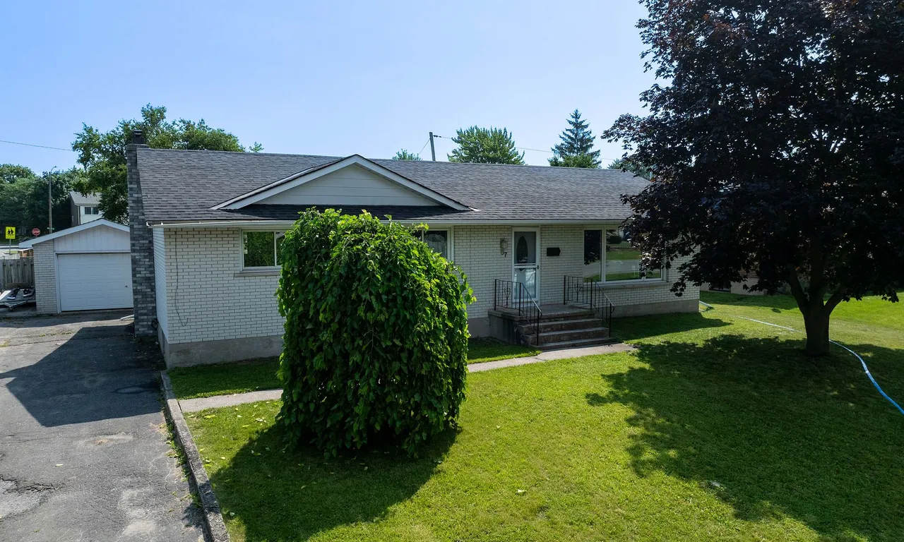 87 Oxford Cres, Loyalist, ON K7N 1R1