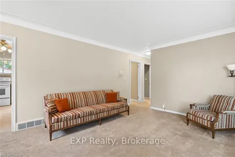 6326 DOREEN Dr, Niagara Falls, ON L2E 5K2