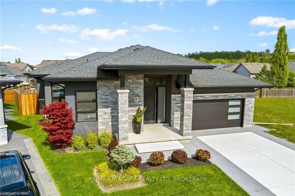 13 FRANCESCO Cres, St. Catharines, ON L2S 4C7