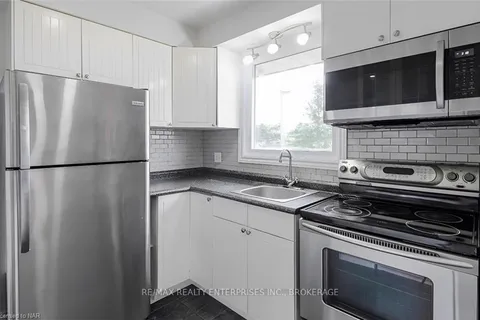 140 WESTWOOD Cres, Welland, ON L3C 4R3