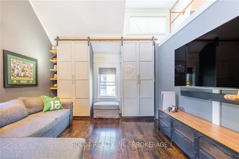 536 THOROLD Rd, Welland, ON L3C 3W8