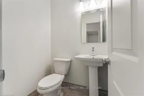 13 AMBROSE St, St. Catharines, ON L2S 2K6