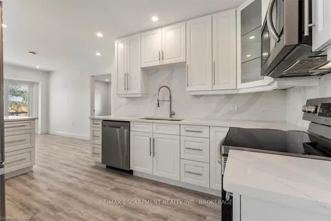 13 AMBROSE St, St. Catharines, ON L2S 2K6