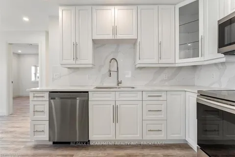 13 AMBROSE St, St. Catharines, ON L2S 2K6