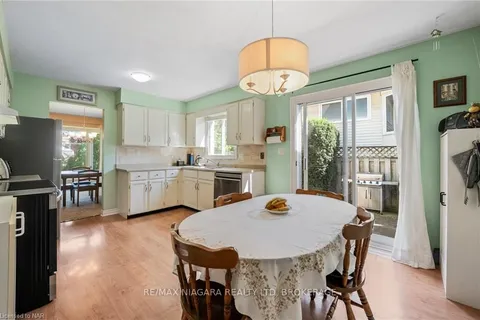 7715 SWAN St, Niagara Falls, ON L2H 2P7
