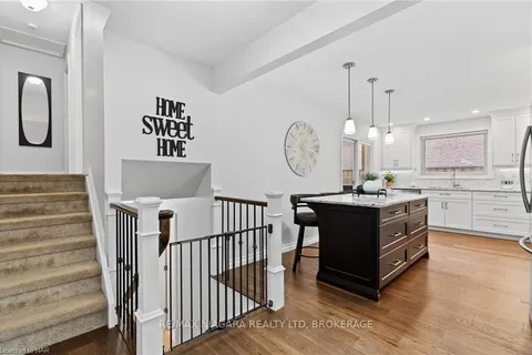 104 WHITEOAK Cres, Welland, ON L3C 6E6