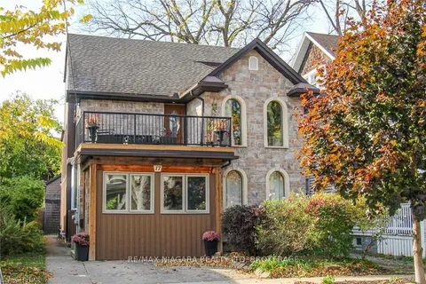 17 THOMAS St, St. Catharines, ON L2R 6L7