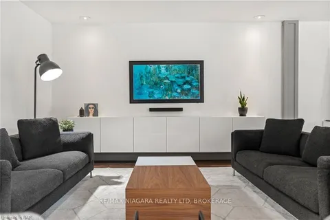 17 THOMAS St, St. Catharines, ON L2R 6L7