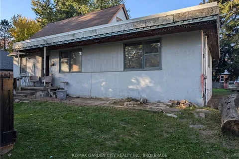 378 THOROLD Rd, Welland, ON L3C 3W6