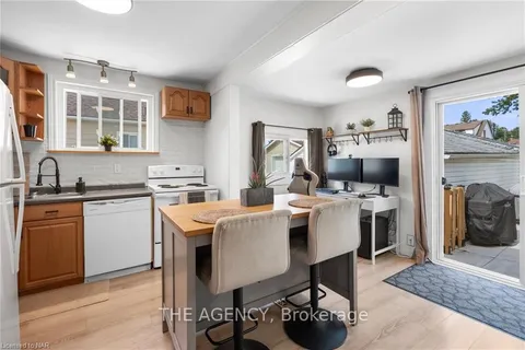 6317 ASH St, Niagara Falls, ON L2G 2H4