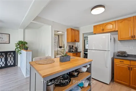 6317 ASH St, Niagara Falls, ON L2G 2H4