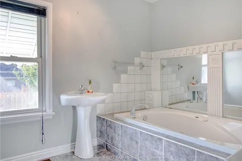 11 HAZEL St, St. Catharines, ON L2T 1E2