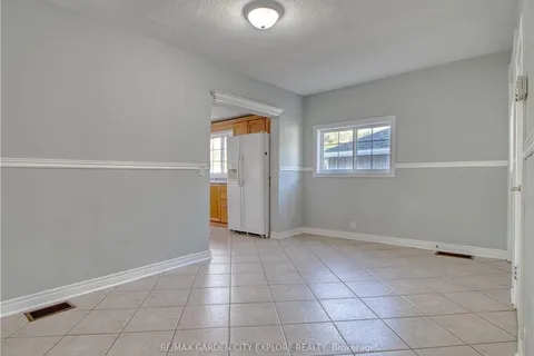 11 HAZEL St, St. Catharines, ON L2T 1E2