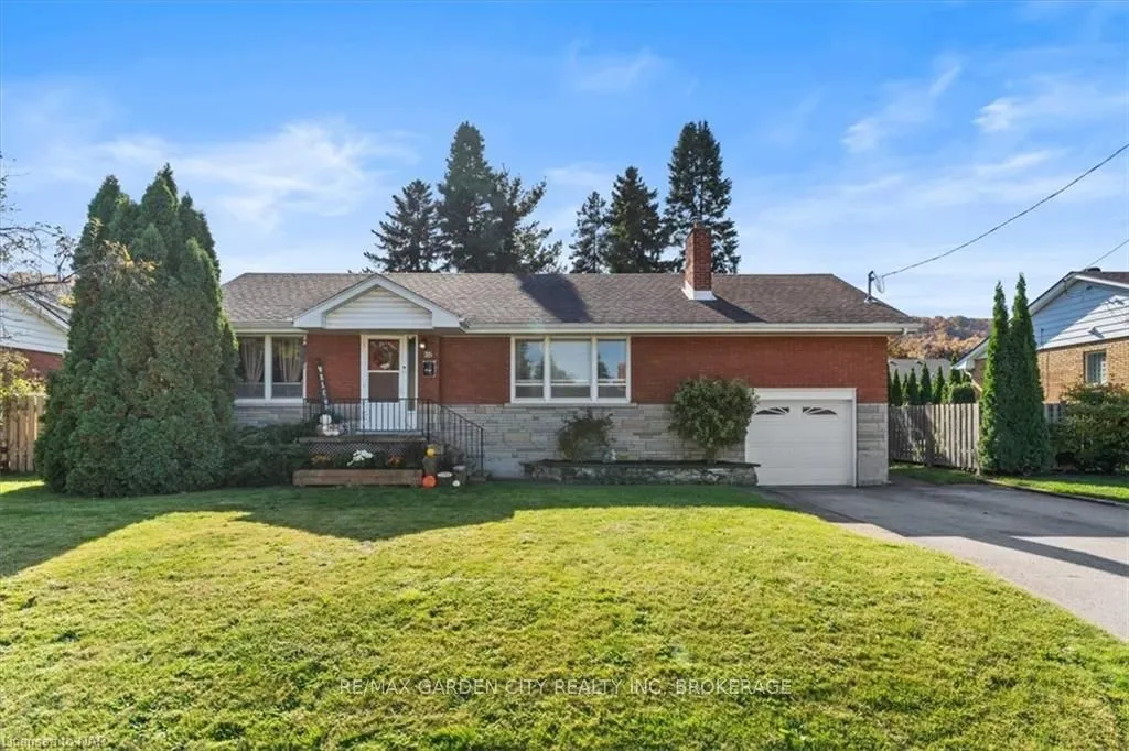 16 HAZELWOOD Ave, Grimsby, ON L3M 1K1