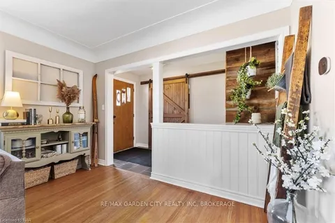 16 HAZELWOOD Ave, Grimsby, ON L3M 1K1