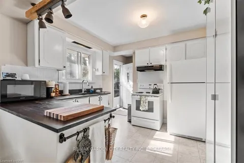 16 HAZELWOOD Ave, Grimsby, ON L3M 1K1