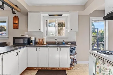 16 HAZELWOOD Ave, Grimsby, ON L3M 1K1