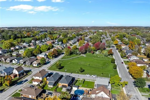 5130 HURON St, Niagara Falls, ON L2E 2J9