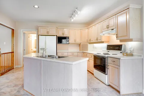 14 Fawn Crt, London, ON N5X 3X3