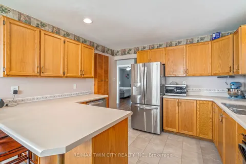 18 Latzer Cres, Brantford, ON N3V 1E1