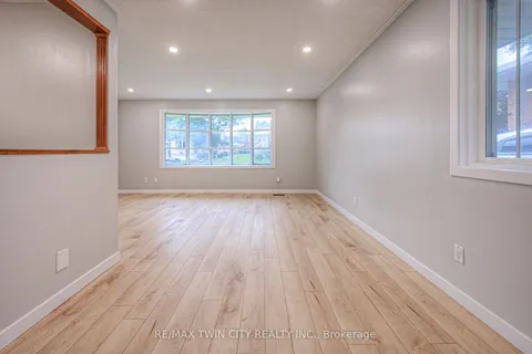 18 Bosworth Cres, Kitchener, ON N2E 1Z1