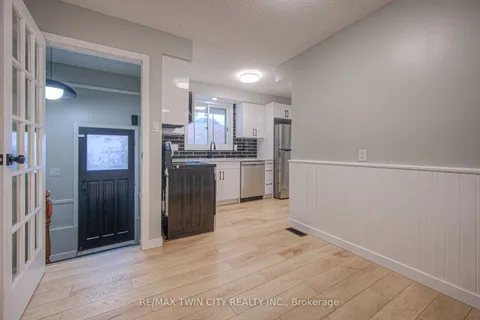 18 Bosworth Cres, Kitchener, ON N2E 1Z1