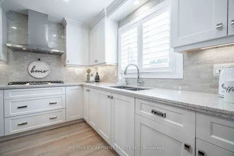35 Quincy Crt, Hamilton, ON L8W 2T5